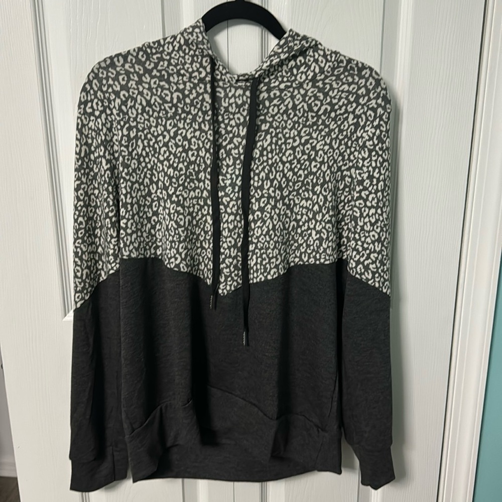 NWT KAILEIGH sweatshirt size medium